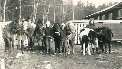 Erik Gustav Haking med Majken och Glimrick, Birgitta Wikman (Lehman) med Nicke, Jag med Sarv och Same, Gudrun (Tollan) Tholin med Pedro och Ludde