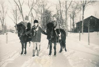 jag och min syster Birgitta p Mitsi och Ludde